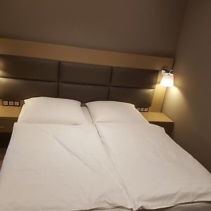 Standard Zimmer mit Kingsize-Bett